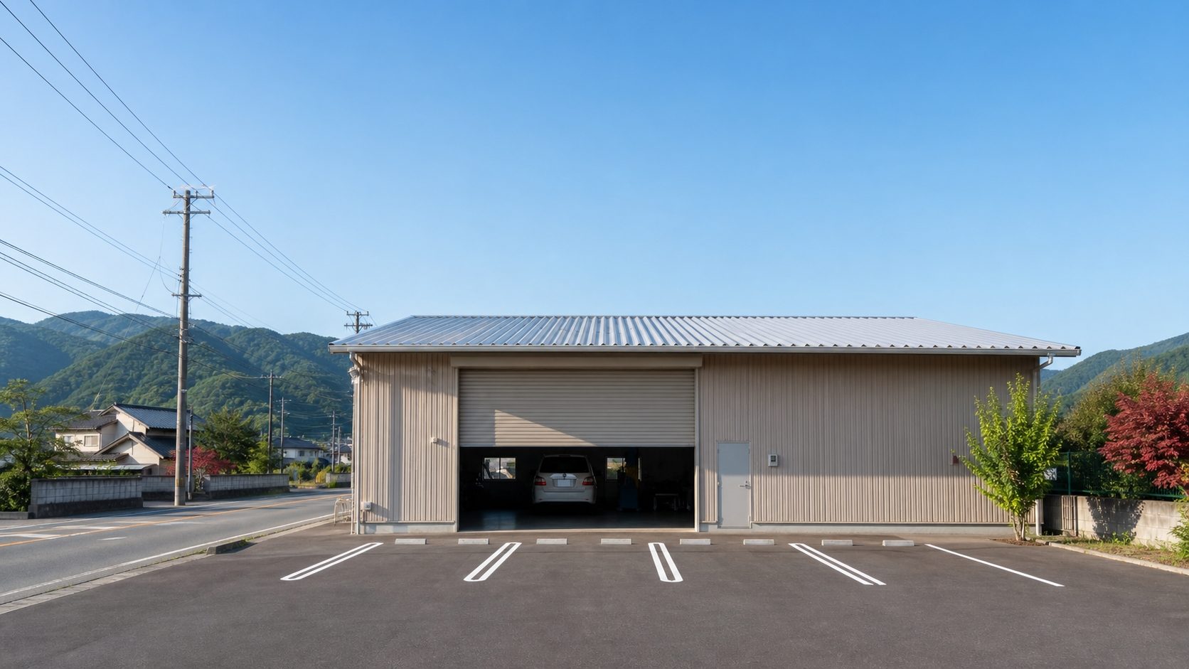 シャッターを開けた自動車整備工場の外観